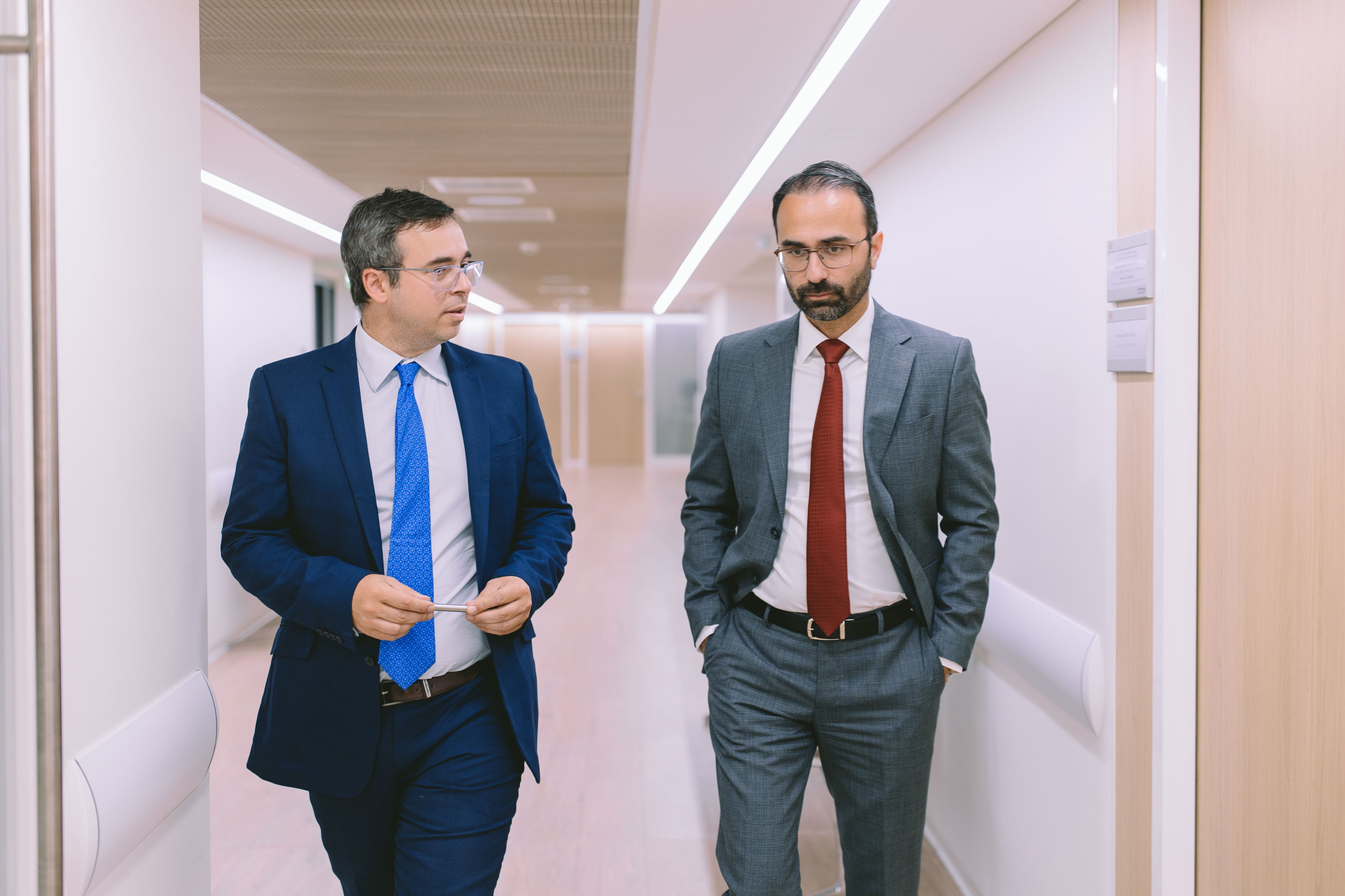 Οι δύο νευροχειρουργοί της NEVRON συζητούν περπατώντας σε διάδρομο του νοσοκομείου